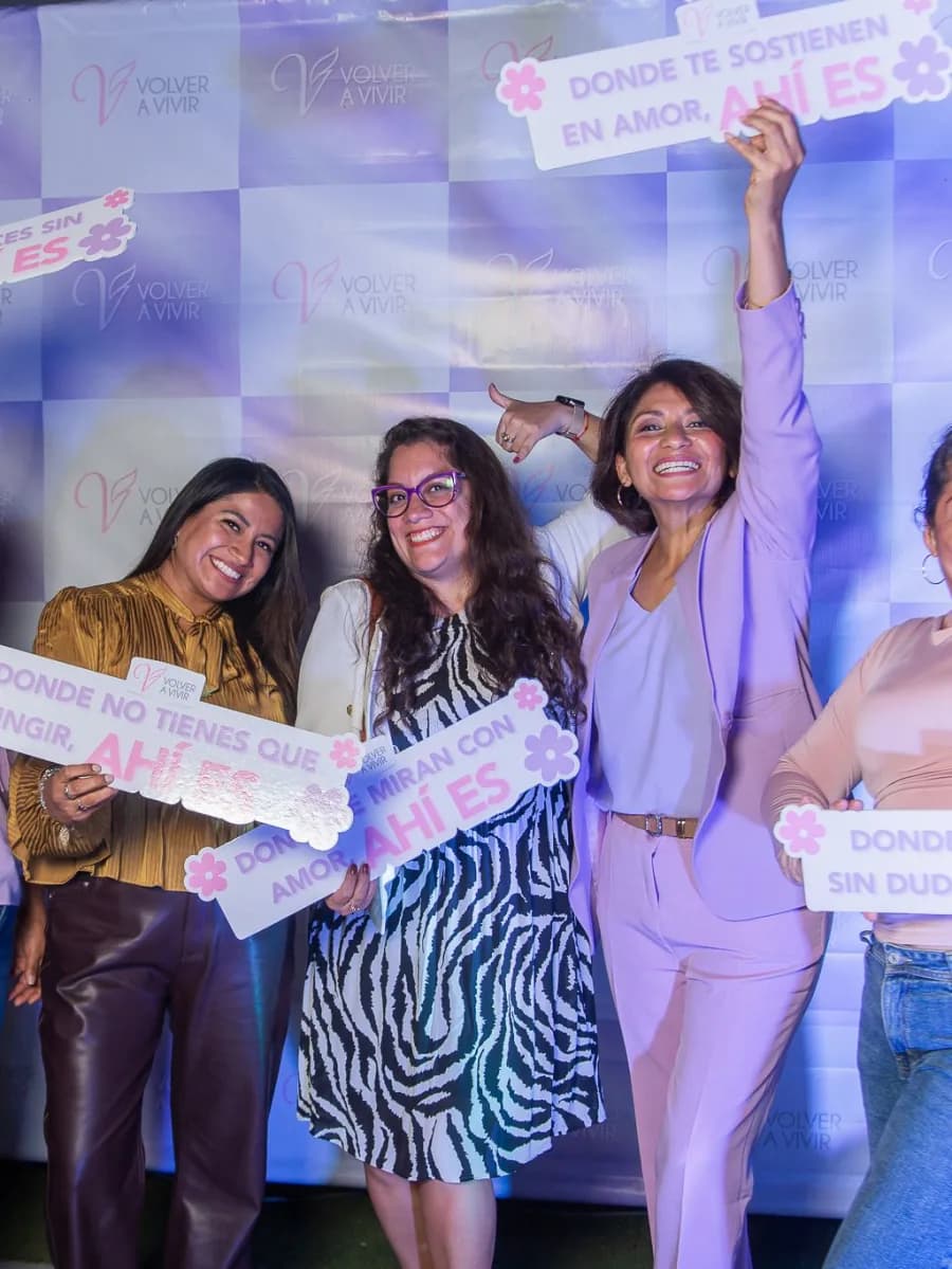 Asistentes celebrando con los carteles de la campaña en alto