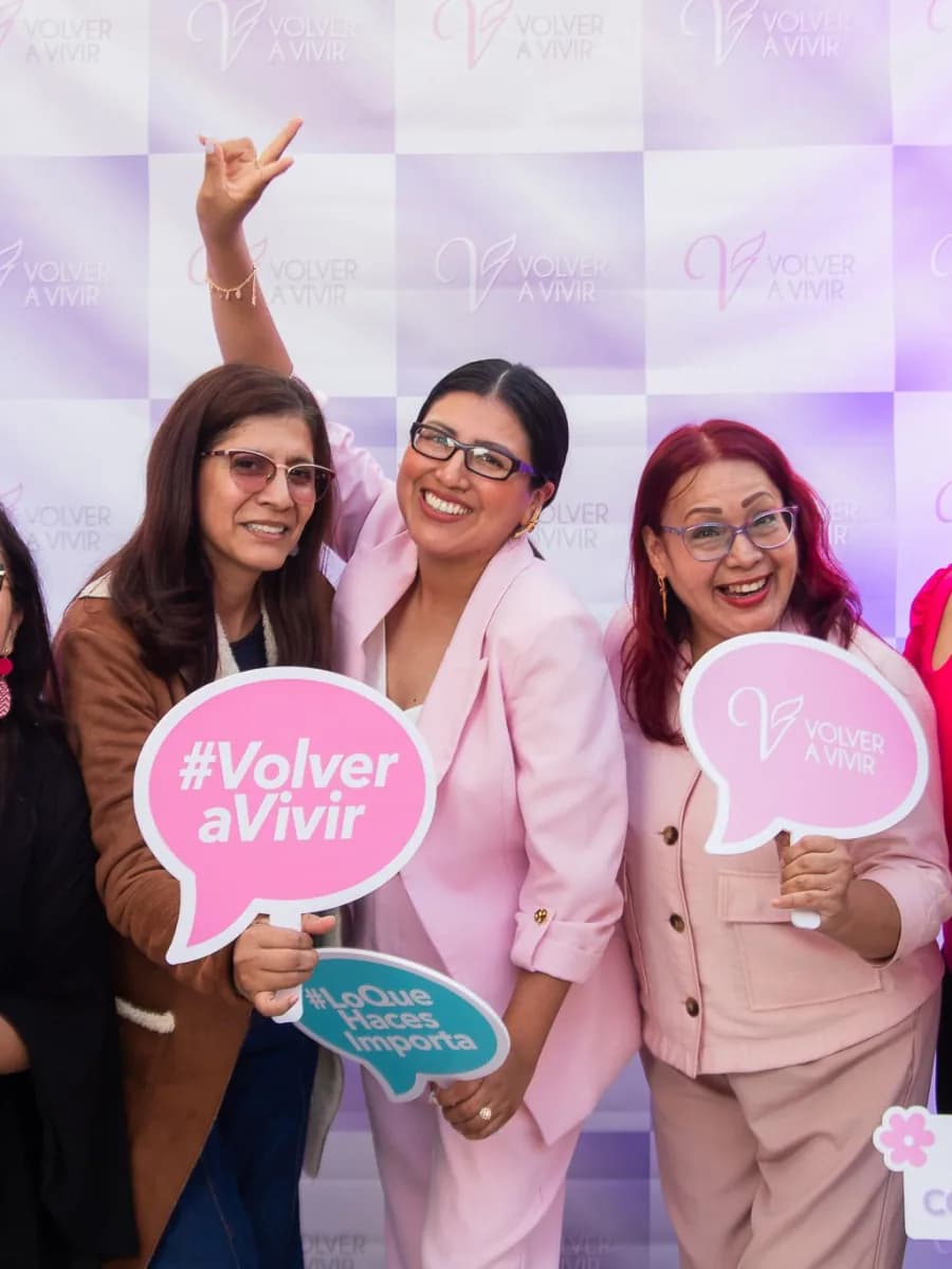 Asistentes al aniversario con los carteles «#VolverAVivir» y «#NoEsMiCulpa»