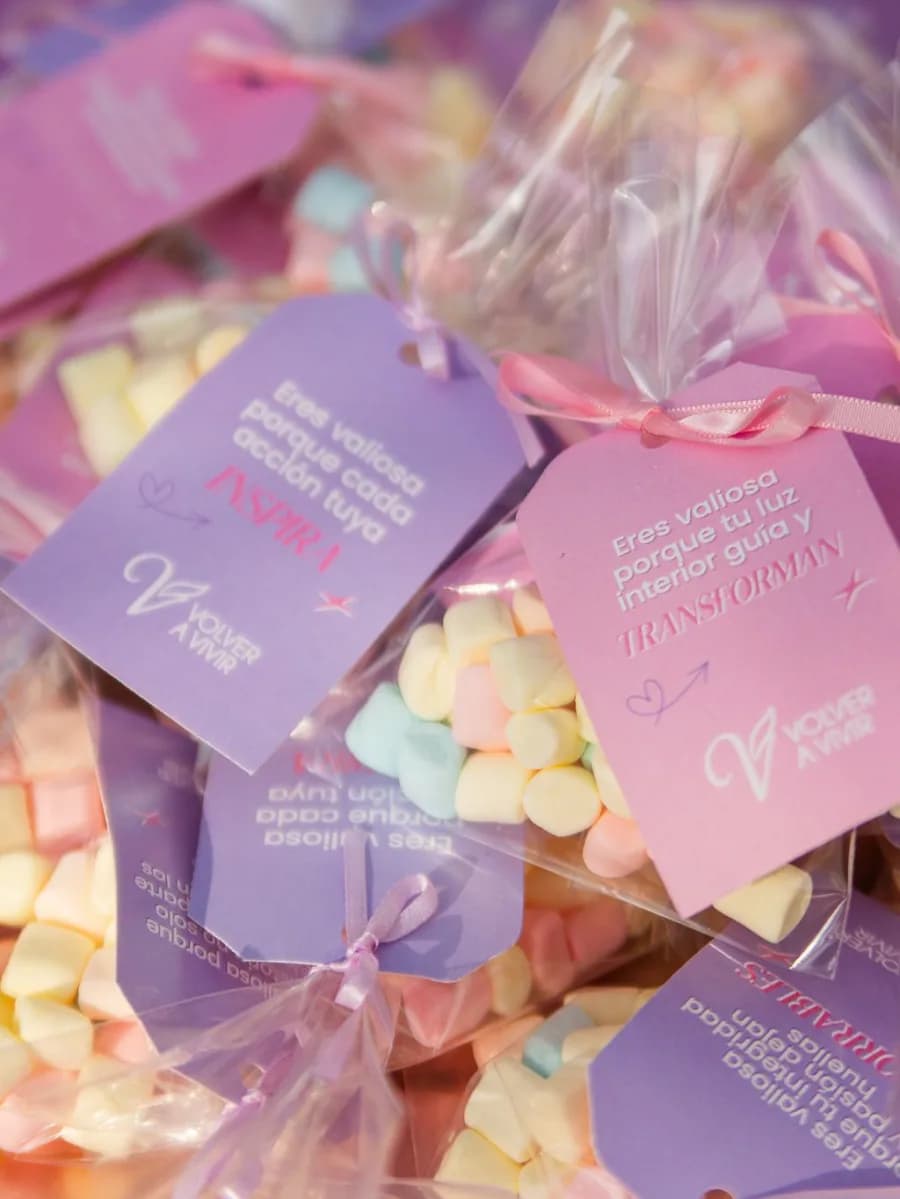 Recuerdos del aniversario con las etiquetas lilas de Volver a Vivir