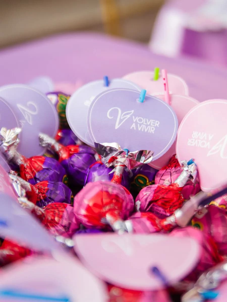 Detalle de la mesa dulce del aniversario con las etiquetas de la fundación