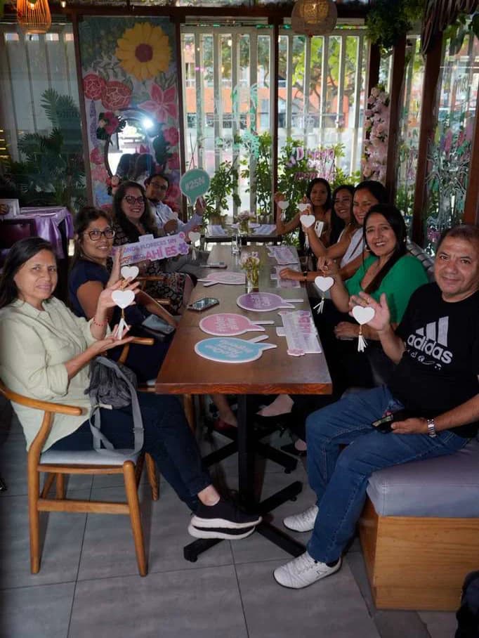 Participantes del brunch alrededor de la mesa larga