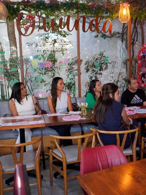 Mesa de asistentes en el salón del brunch