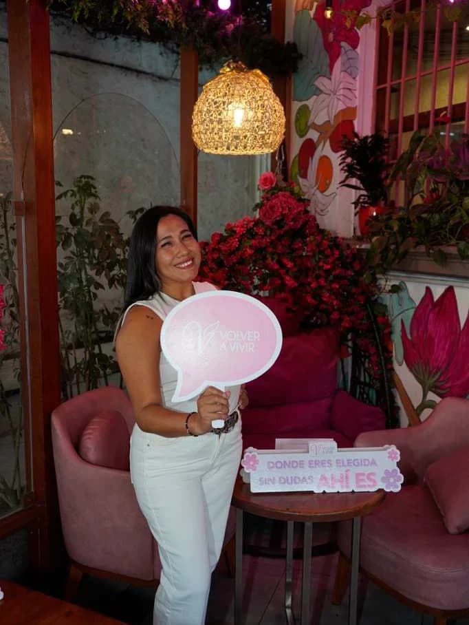 Asistente con un cartel de la campaña en el salón del brunch
