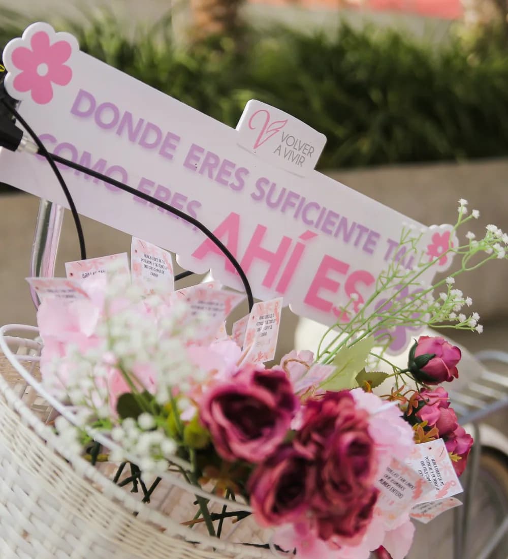Bicicleta de la fundación con flores y el cartel «Donde eres suficiente tal como eres, ahí es»
