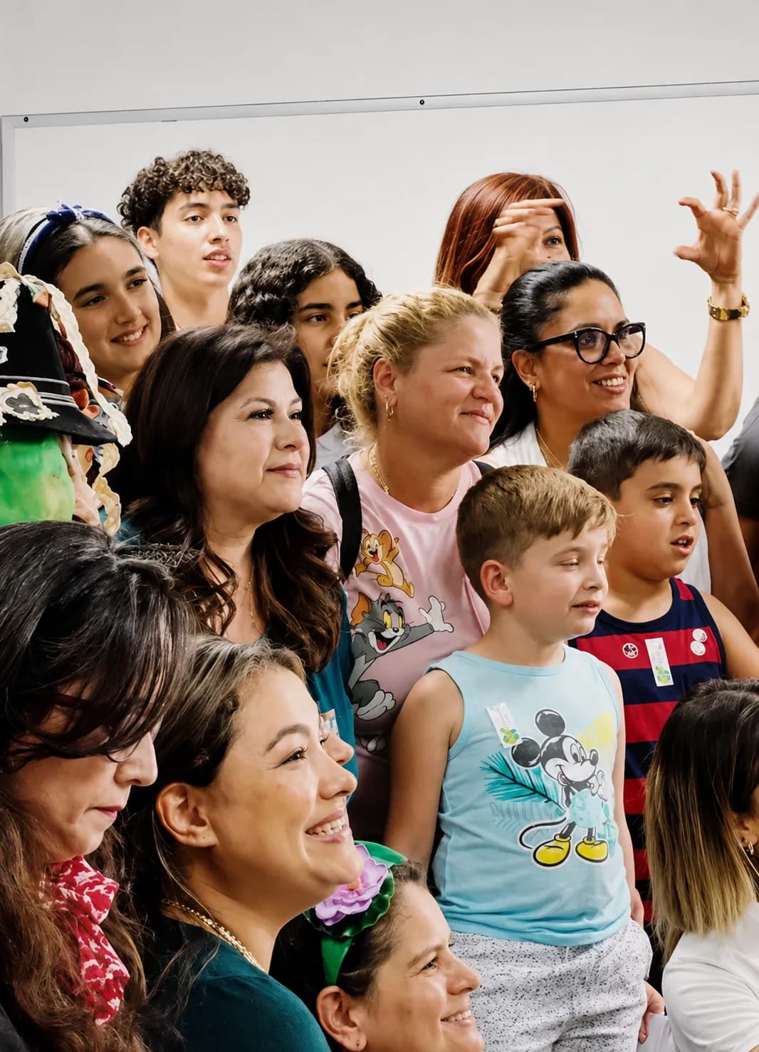 Mujeres, jóvenes y niños de la comunidad en un encuentro de la fundación
